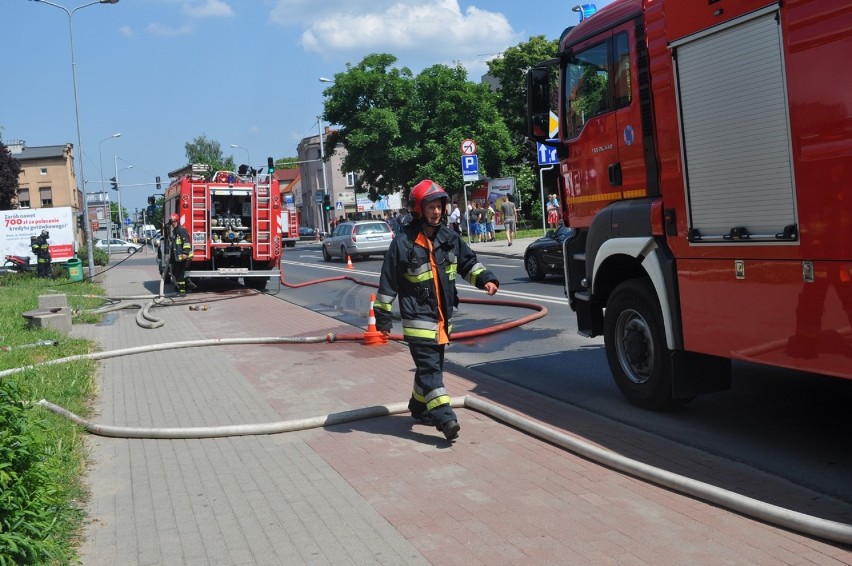 Pożar w Śremie. Płonęły drewniane zabudowania u zbiegu ulic...