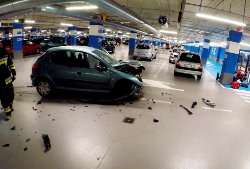 Dwa auta zderzyły się na parkingu podziemnym CH Posnania!
