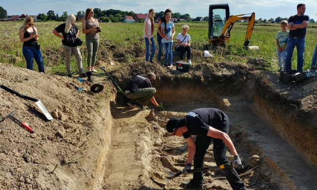 Archeolodzy ze Stowarzyszenia POMOST podczas odkrywania masowego grobu niemieckich żołnierzy