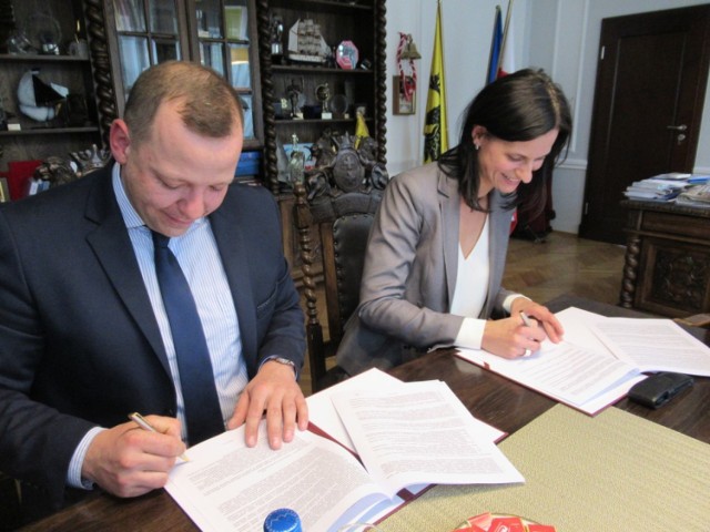 Tomasz Cegiełka, przedstawiciel spółki, która buduje elektrownię, podpisał umowę pożyczkową z Anetą Grzębską, prezes PFP.