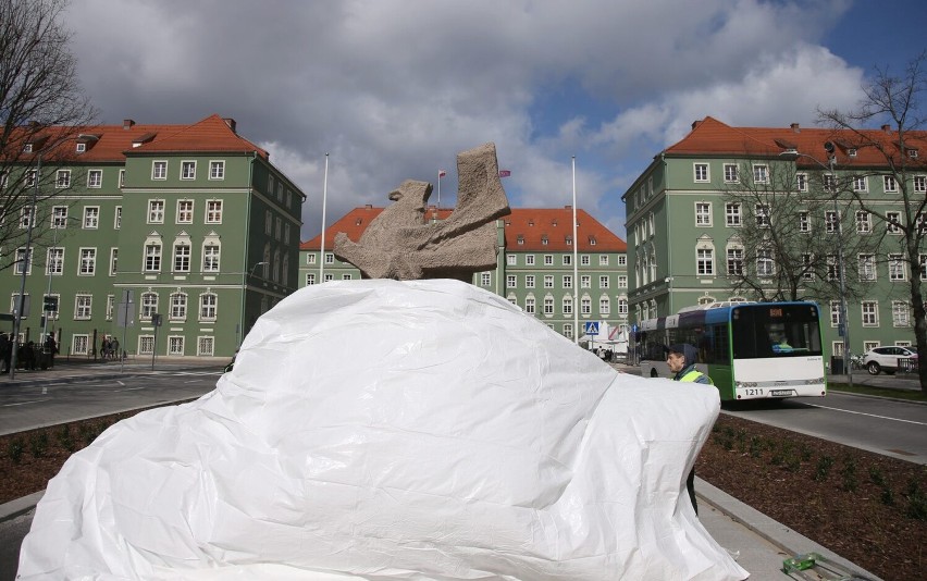 Szczeciński Gryf opakowany przez lokalnych artystów. Dlaczego? [ZDJĘCIA, WIDEO]