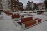 Są nowe ławki na Placu Słowiańskim w Legnicy, za kilka dni będą nasadzane drzewa, zdjęcia