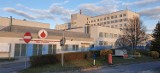 Szpital Wojewódzki w Suwałkach. Dyrekcja placówki wprowadziła zakaz odwiedzin  