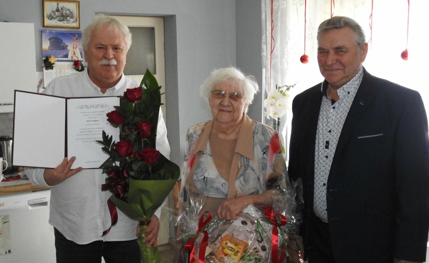 Jubileusz 90. urodzin Pani Marii Wielgosz z Kaźmierza. Serdeczne życzenia jubilatce złożył wójt Zenon Gałka