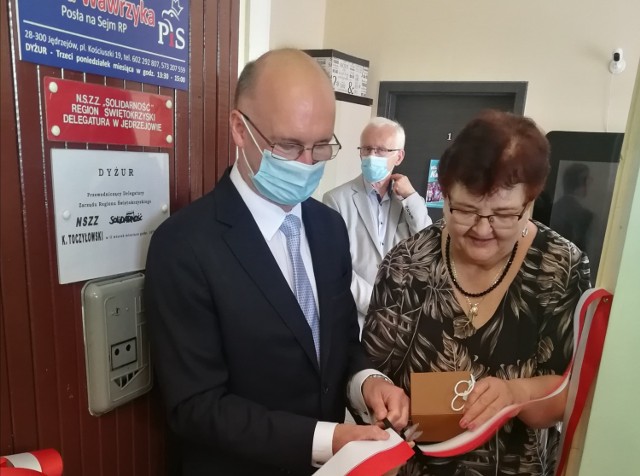 Wiceminister Piotr Wawrzyk otworzył biuro w Jędrzejowie.