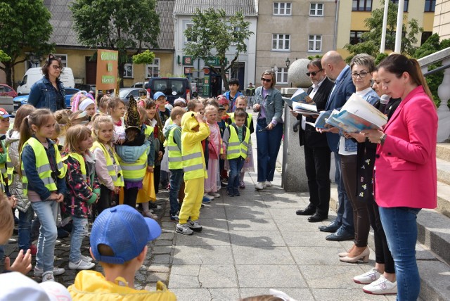 Burmistrz, dyrektor przedszkola i pracownicy biblioteki czytali dzieciom "Lokomotywę"