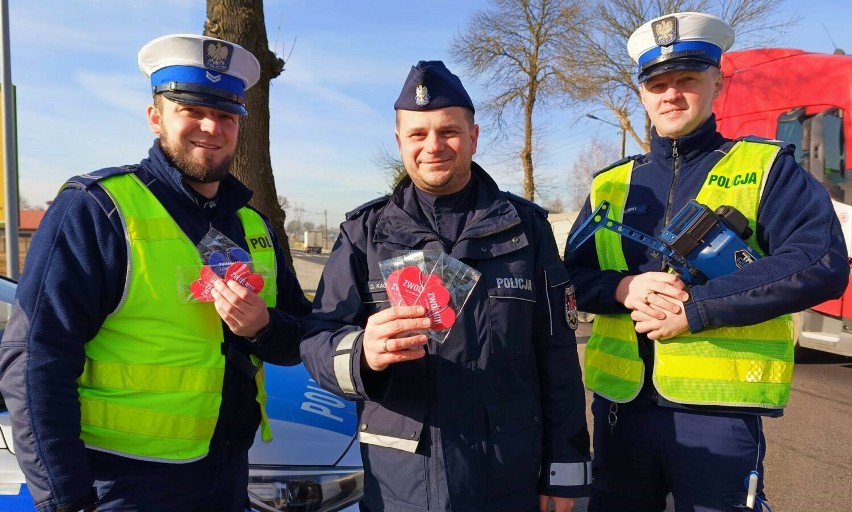 Walentynkowa akcja policji z Radomska. Zamiast mandatu zapachowe serduszko do auta