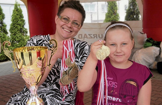 Ala Janiak i mama Ania z Łódzkiego Szkolnego Związku Sportowego prezentują trofea dla najlepszych