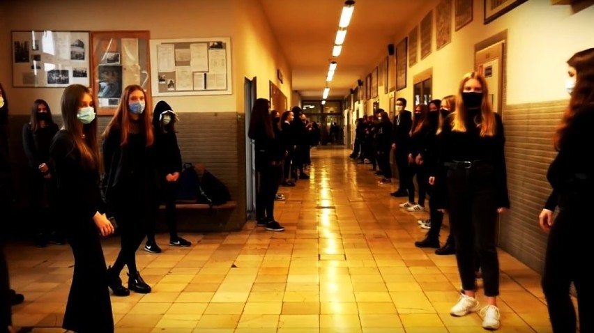Chorzów: Protest młodzieży I LO. Ubrała się na czarno i nagrała przejmujący film do utworu Taco Hemingwaya