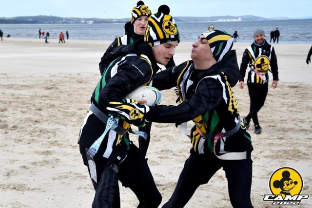 Żużlowcy Falubazu Zielona Góra zagrali w rugby na plaży w Świnoujściu.