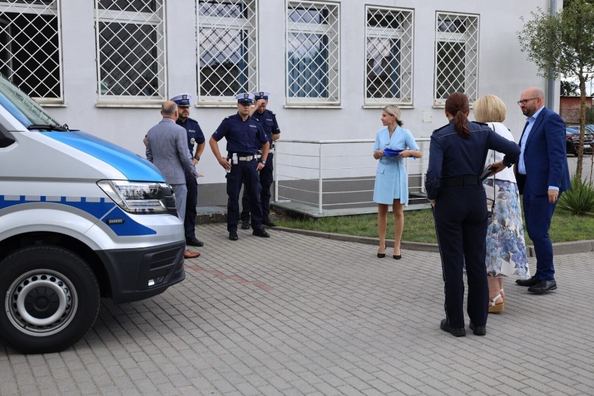 Nowoczesny pojazd dla policjantów z KPP Wejherowo. Mobilne centrum już służy wejherowskim mundurowym | WIDEO, ZDJĘCIA