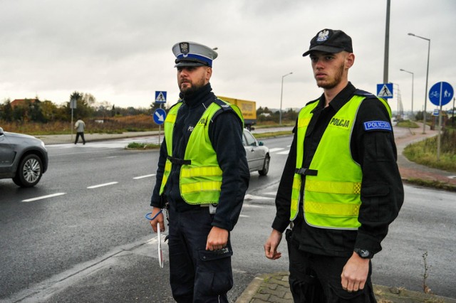 - Wielu, aby przełamać się opłatkiem i złożyć świąteczne życzenia najbliższym, pokona setki kilometrów. W bezpiecznym dotarciu do celu pomogą lubuscy policjanci - informuje rzecznik lubuskiej policji, nadkom. Marcin Maludy.



Szybkie tempo przedświątecznych przygotowań często sprawia, że zapominamy o wielu zasadach bezpieczeństwa.
-&nbsp;Wielu z nas, aby przełamać się opłatkiem z rodziną pokona setki kilometrów. Przygotujmy się do tej podróży. Przede wszystkim zadbajmy o stan techniczny pojazdu. Zimowe opony, płyn do spryskiwaczy, odszronione szyby, trasy alternatywne, stan psychofizyczny kierujących, a zwłaszcza przestrzeganie przepisów drogowych będzie kluczowe w bezpiecznym dotarciu do celu - przypomina nadkom. Marcin Maludy. 

Dlatego też już od piątku 22 grudnia ruszają wzmożone działania ukierunkowane właśnie na zapewnienie bezpieczeństwa w okresie świątecznym. Policjanci będą widoczni nie tylko na głównych ciągach komunikacyjnych, ale też na drogach powiatowych i gminnych. 

Kierowcy muszą spodziewać się częstszych kontroli stanu trzeźwości. - I choć w minionych latach pijanych za kierownicą jest coraz mniej, to wciąż zdarzają się i tacy, którzy tę naczelną zasadę bezpieczeństwa lekceważą. Policjanci nie będą mieli taryfy ulgowej dla drogowych piratów. Z kolei przepisowo jadący kierowcy nie mają się czego obawiać. Jesteśmy gotowi do cennych porad i wskazówek. Niech na drogach nad emocjami i bezmyślnością górę weźmie zdrowy rozsądek, przewidywalność i kultura, która na pewno przełoży się na komfort z jazdy - podsumowuje rzecznik lubuskiej policji Marcin Maludy.

Lubuscy policjanci przygotowali też zbiór porad o bezpieczeństwie w filmowej pigułce. Zobaczcie!

