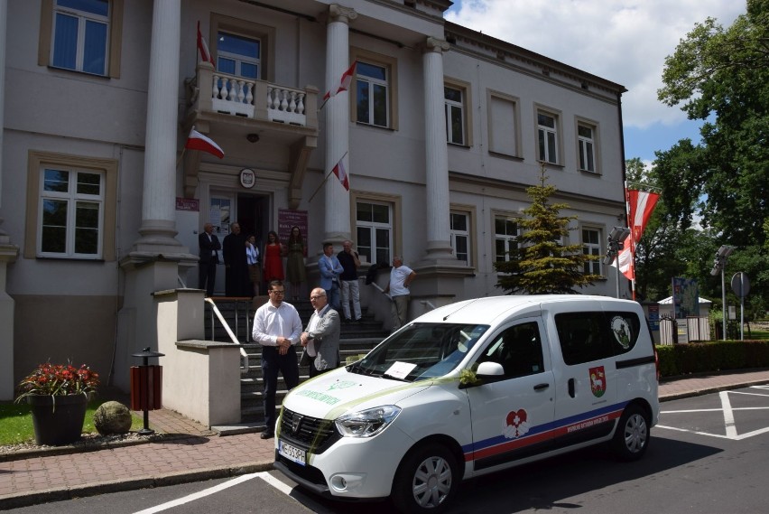 "Zestrzelimy koronawirusa".  Myśliwi darowali auto do walki z epidemią w powiecie wieluńskim ZDJĘCIA