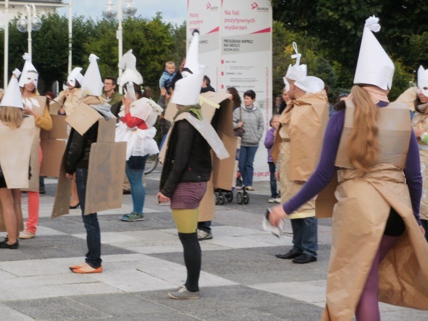 Flash mob w Sopocie: Żywe biało - czarne grały w szachy na placu Kuracyjnym