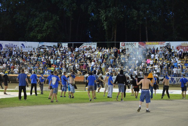 Po meczu żużlowym MrGarden GKM i Get Well Toruń kibole wtargnęli na płytę stadionu w Grudziądzu