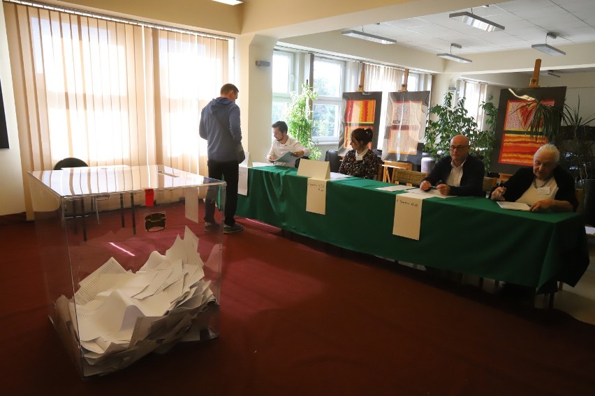 Głosowanie w OKW 91 na osiedlu Tysiąclecia w Katowicach