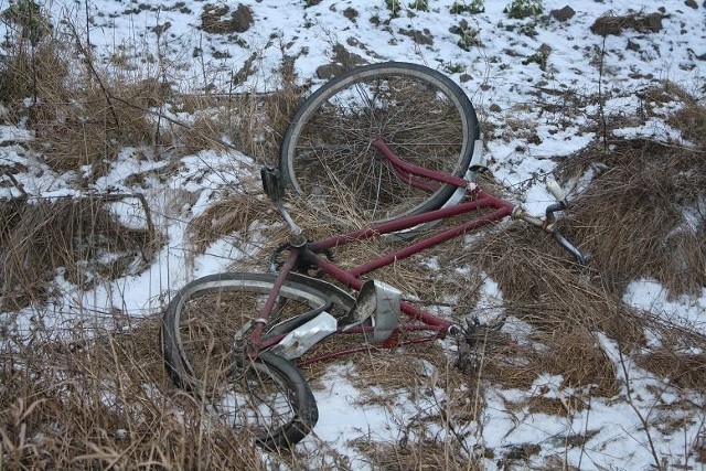 Na drodze powiatowej Grodzisk Wielkopolski - Opalenica volvo potrąciło rowerzystę. W wyniku odniesionych obrażeń 55-letni mężczyzna zginął na miejscu. 

Tragiczny wypadek pod Opalenicą [FOTO]