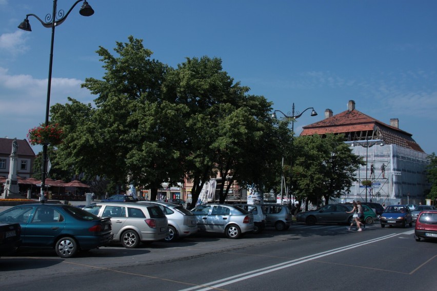 Rynek w Bochni w dawnym kształcie z rozłożystymi drzewami,...
