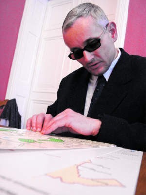 Paweł Wilkniewski brał udział w przygotowywaniu mapy. Przeprowadzał jej korektę, testował, czy niewidomy odróżni na przykład naniesione na nią tereny zielone od wodnych - FOT. WALDEMAR WYLEGALSKI