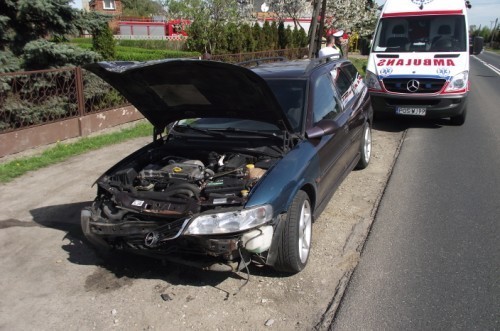 Powiat ostrowski: Opel Vectra zderzył się z FIatem 126p w Topoli Małej [ZDJĘCIA]