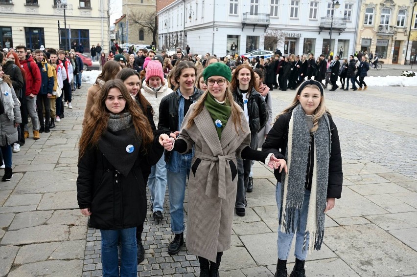 Nowy Sącz. XV Polonez pod Ratuszem. Na 100 dni przed maturą uczniowie zatańczyli chodzonego. Zobacz ZDJĘCIA