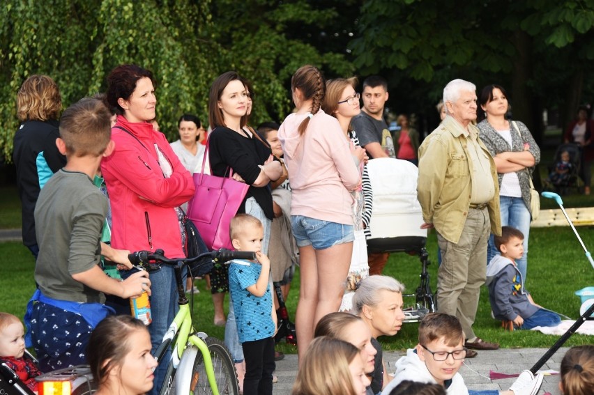 Festiwal Śladami Singera w Janowie Lubelskim. Taniec ognia i akrobacje na spektaklu "Przyjaciele Sztukmistrza" (ZDJĘCIA)