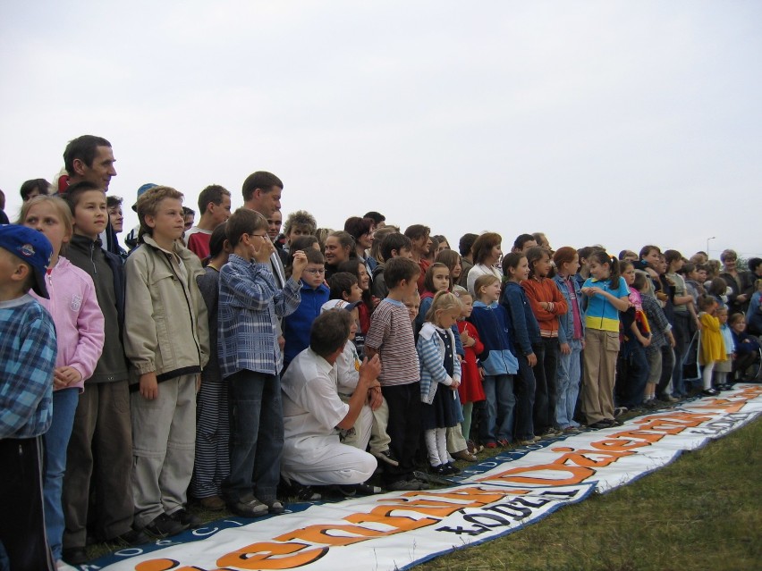 Wspólne zdjęcie zduńskowolan z 2004 roku. Znajdziecie się na archiwalnych fotografiach?