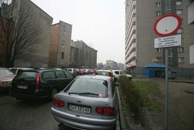 Zatłoczone parkingi irytują mieszkańców osiedla. Czy po zamontowaniu szlabanów będzie lepiej?