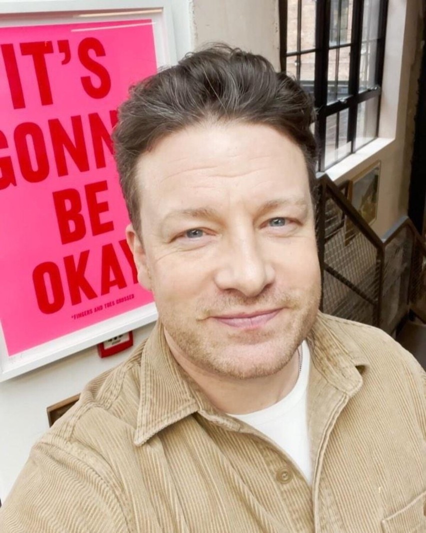 Jamie Oliver przygotowuje ciasto lodowe na spodzie z...
