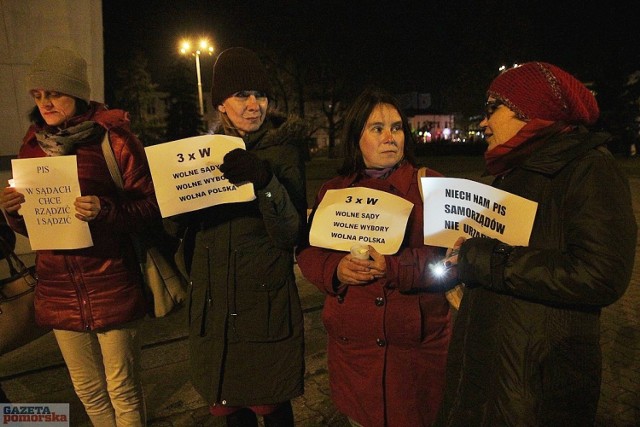 Na kartkach zgromadzeni trzymali hasła "PiS w sądach chce rządzić i sądzić", "3xW wolne sądy, wolne wybory, wolna Polska" i "Niech nam PiS samorządów nie urządza". Zapalono też lampki. - Co tu można jeszcze dodać, wszystko już zostało powiedziane, teraz będziemy tu stać i protestować. Nie może nas zabraknąć" - mówi Elżbieta Wesołowska, jedna z inicjatorek akcji we Włocławku.


