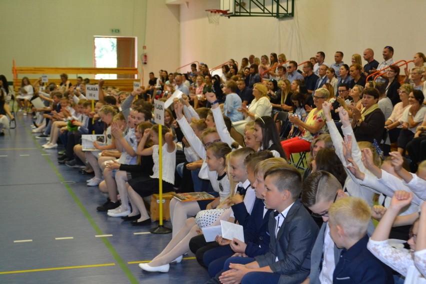 Zakończenie roku szkolnego w SP nr 3 w Lublińcu. Dzieci rozpoczęły wakacje [ZDJĘCIA]