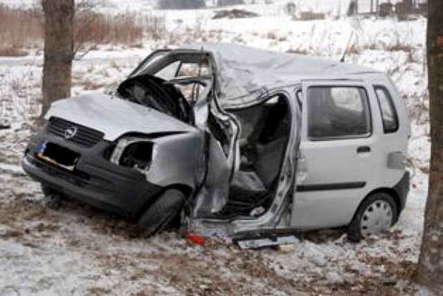 46-latka kierując oplem agilą wpadła w poślizg  i uderzyła bokiem w drzewo