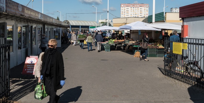 Bezpieczne zakupy na konińskim targowisku. Pełne zabezpieczenie sanitarne ze strony zarządcy i dyscyplina klientów                       