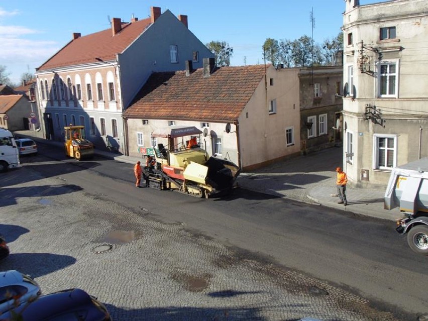 KOBYLIN: Układają nową nawierzchnię jezdni w centrum miasta! 