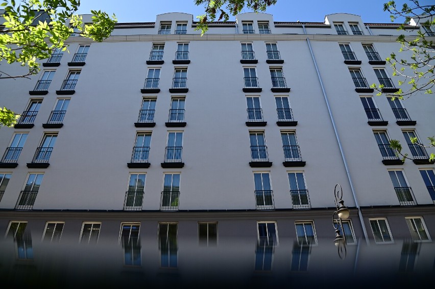 Hotel Sobieski zmienia barwy. Odsłonięto ścianę w nowej, biało-szarej kolorystyce. "Ulga dla oczu" czy "nuda i nijakość"?