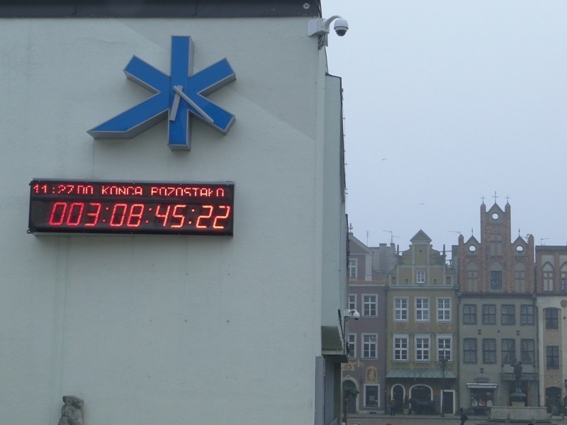 Poznań: Zegar na Starym Rynku odlicza czas do końca świata? [ZDJĘCIA]