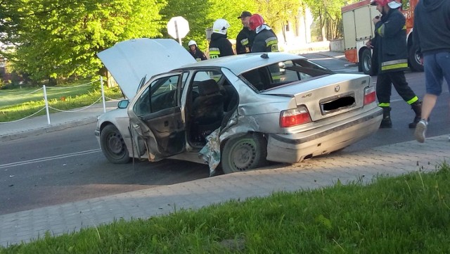 W wyniku zderzenia, z ogólnymi potłuczeniami do szpitala trafiły trzy osoby podróżujące BMW