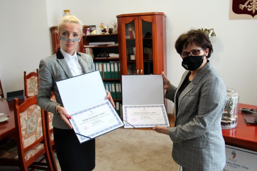 Dwa bony edukacyjne po 25 tys. na studia w WSHiU trafiły do powiatu złotowskiego