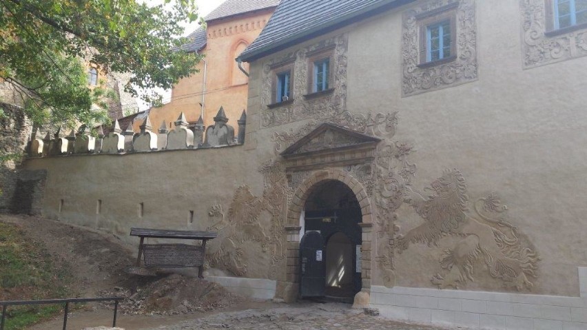 Sgraffito na budynku bramnym zamku Grodno w Zagórzu Śląskim odzyskało dawny blask