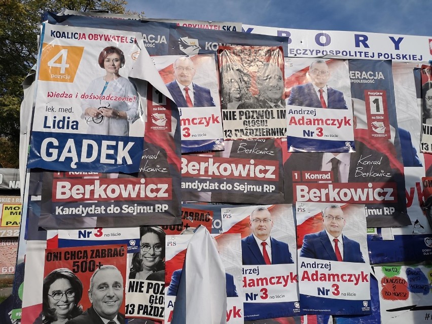 Kraków. Po wyborach jak po huraganie. Kandydaci leżą na ulicach