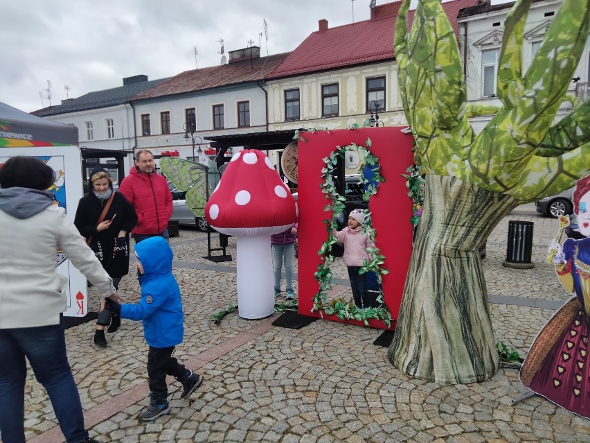 Świąteczny kiermasz to niejedyna niedzielna atrakcja na skierniewickim Rynku 