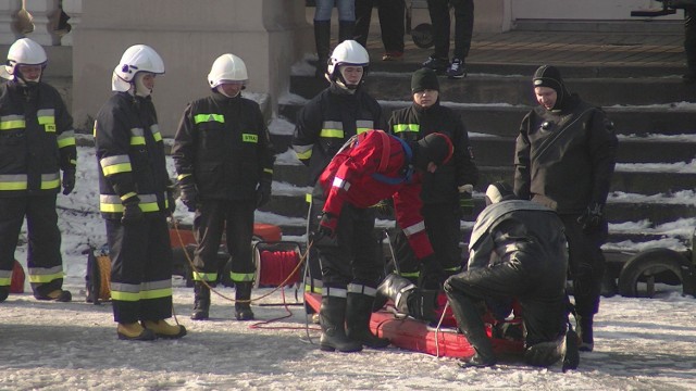 Strażacy w Kaliszu ćwiczyli ratowanie tonących pod lodem