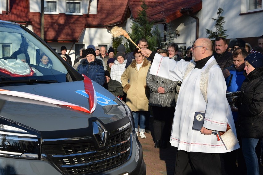 Nowy samochód DPS w Skrzynnie przekazany i poświęcony[FOTO, WIDEO]