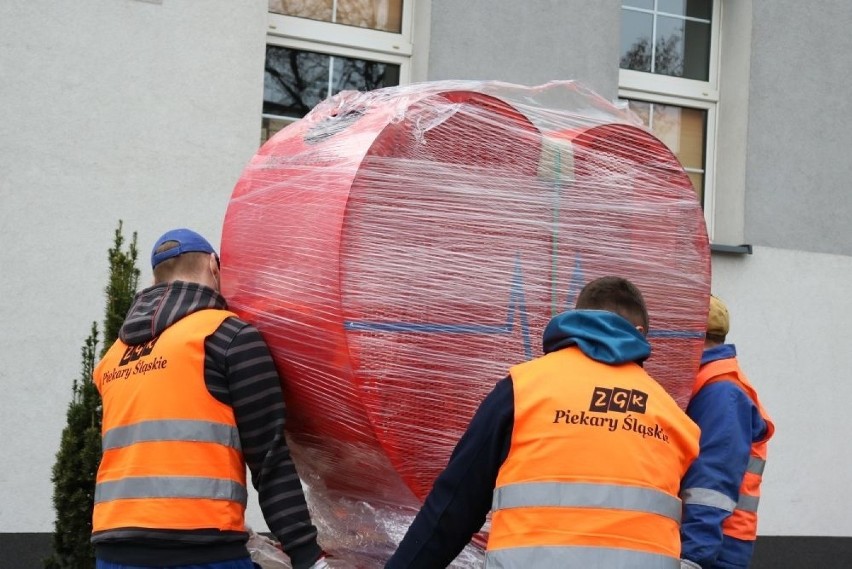 Pierwszy kosz-serce na nakrętki stanął w Piekarach Śląskich....