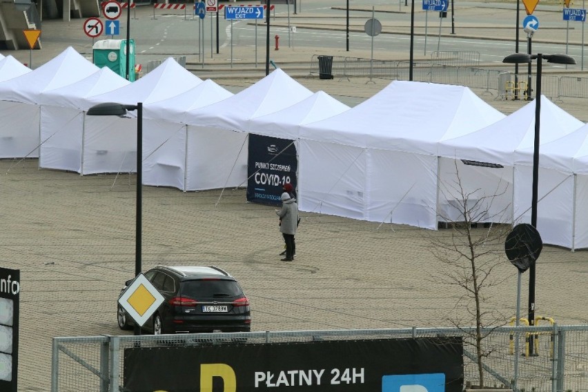 Wrocław. W tych namiotach przy stadionie będą szczepić na koronawirusa. Zobacz! 