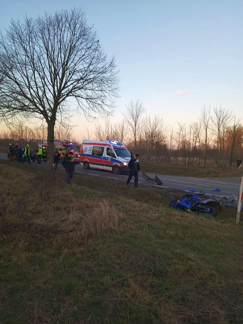 Wypadek na drodze pod Stargardem. Rannego motocyklistę zabrał śmigłowiec ratunkowy