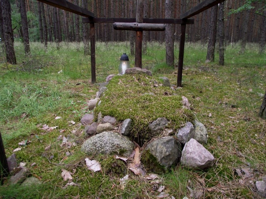 Niezapomniany grób w lesie pod Chlastawą