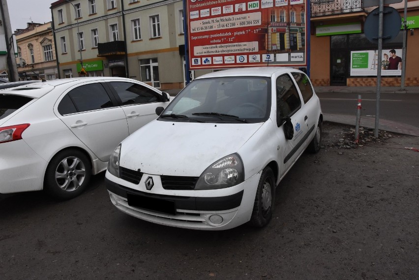 Sanok: Wandale uszkodzili co najmniej sześć samochodów 