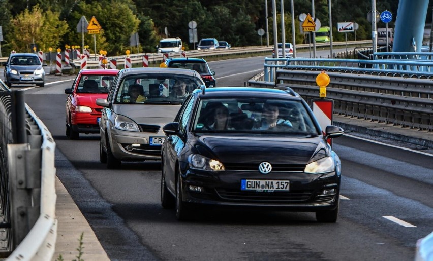 Zaczęła się rozbiórka wiaduktu w ciągu ul. Armii Krajowej w...