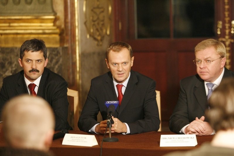 W 2006 r. Donald Tusk odwiedził Wałbrzych. Był m.in. w zamku...